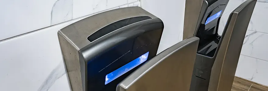 Il sechait son sexe dans le - Dyson Airblade - des toilettes handicapes