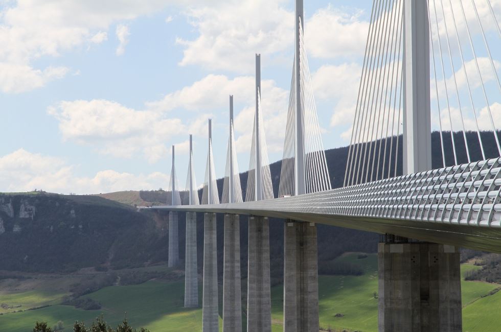 hauteur pont millau